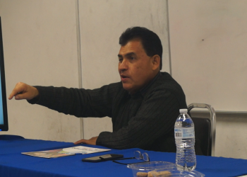 Regidor de Morena realiza plática con estudiantes de preparatoria