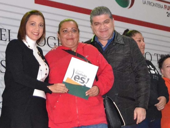 Entregan apoyos de diferentes programas sociales