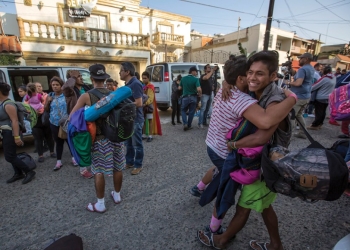 Tijuana recibe los primeros 357 migrantes de caravana Hondureña