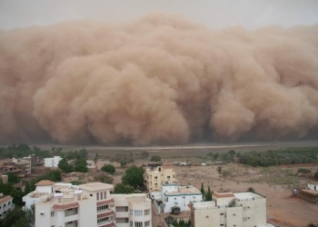 Tormenta roja ‘devora’ todo un pueblo