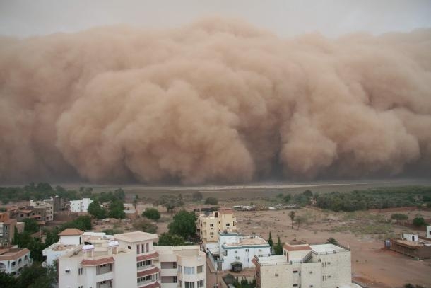 Tormenta roja ‘devora’ todo un pueblo