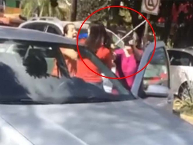 Conductora golpea a familia… Por tardarse en cruzar la calle