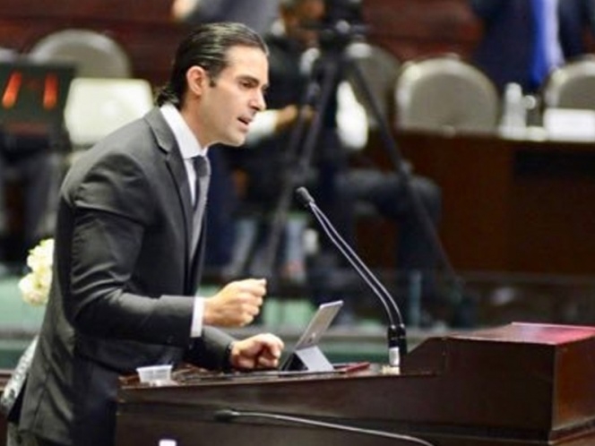 Ernesto D’Alessio echa ‘cascarita’ mientras se discute Ley de Ingresos