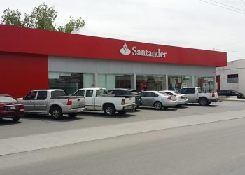 Activan alarma de banco por presencia de vehículo sospechoso