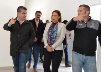 Manifestantes del CECyTEC abordan a Gobernador por falta de pago