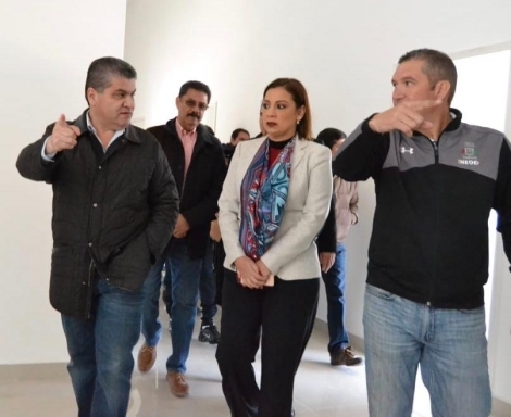 Manifestantes del CECyTEC abordan a Gobernador por falta de pago