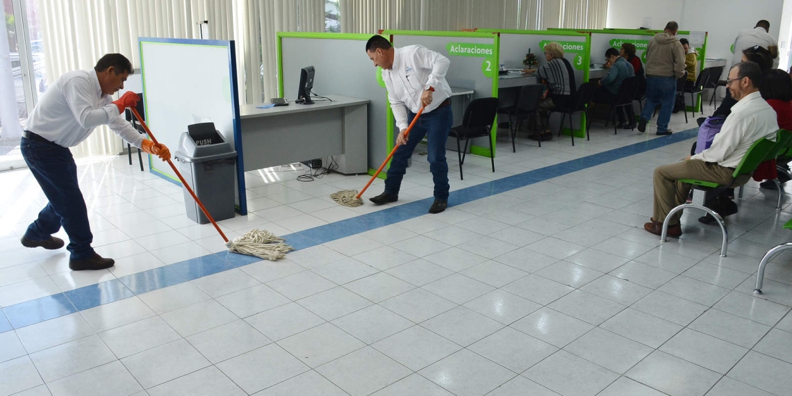 Mujeres molestas vierten aguas negras en oficinas de Simas