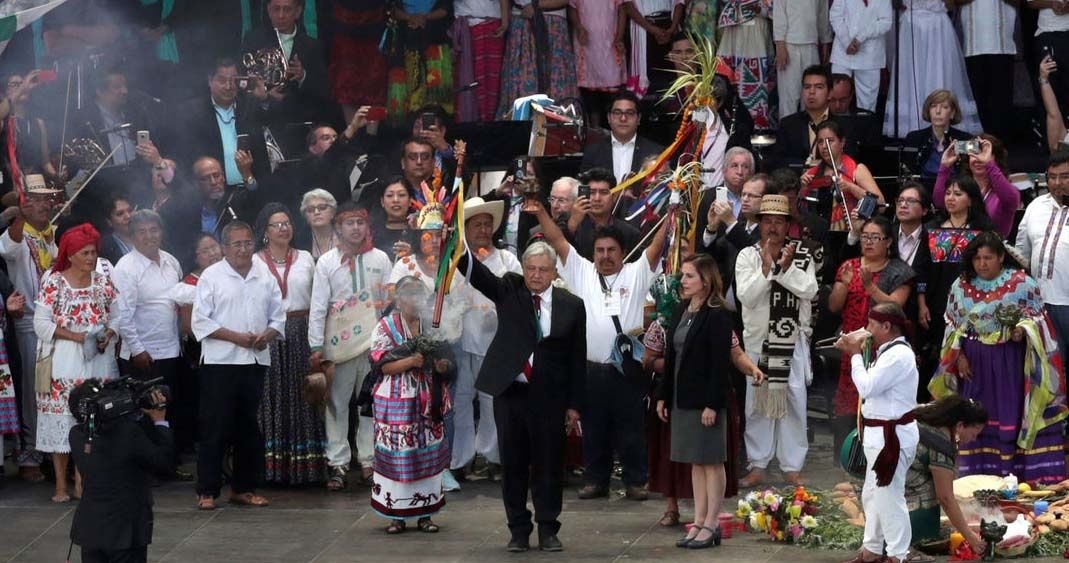 AMLO recibe el bastón de mando bajo el lema “Mandar para el pueblo”