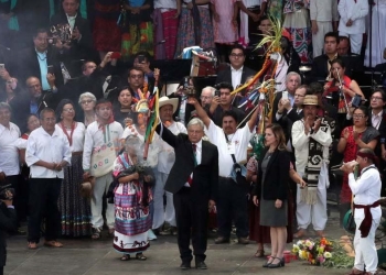 AMLO recibe el bastón de mando bajo el lema “Mandar para el pueblo”