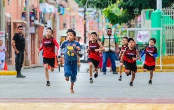 Descalzo y con pantalón de mezclilla, niño gana competencia