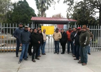 Maestros toman 3 planteles del CECyTEC por falta de pago