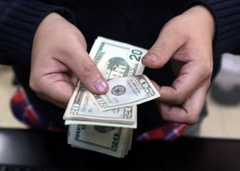 Dólar cae de golpe tras la toma de protesta de AMLO