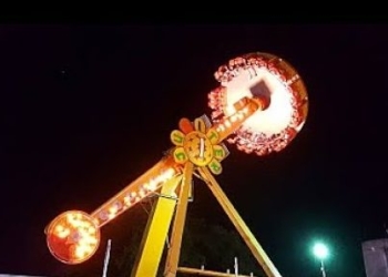 Jovencita sale disparada de juego mecánico