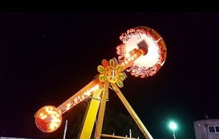 Jovencita sale disparada de juego mecánico