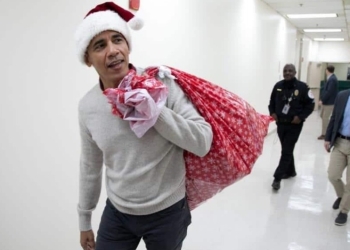 Expresidente Obama entrega regalos a niños