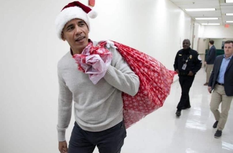 Expresidente Obama entrega regalos a niños