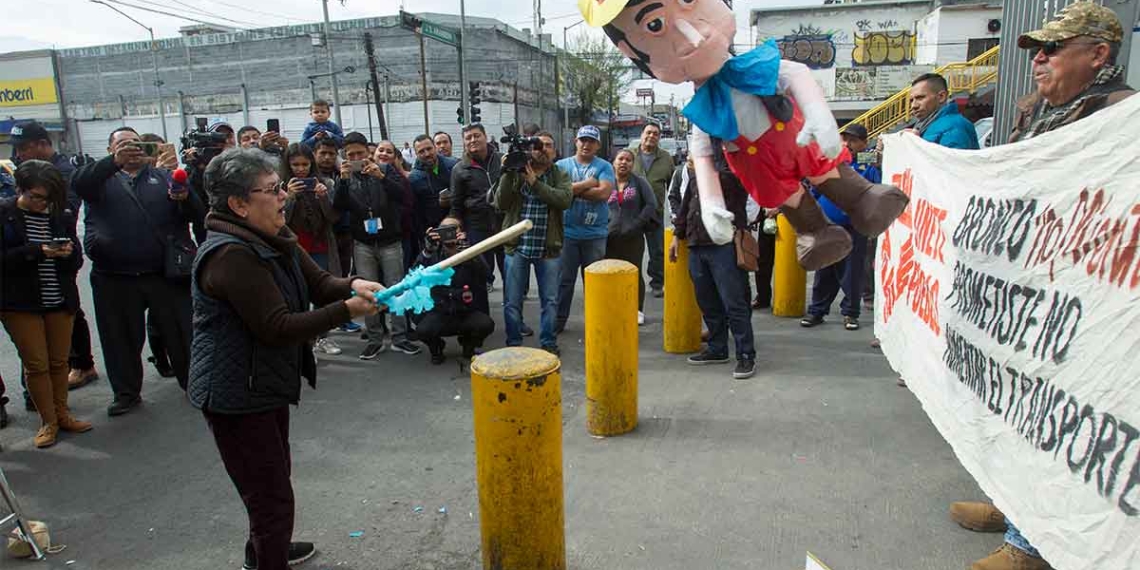 En repudio a impuestos rompen piñata con imagen de ‘El Bronco’