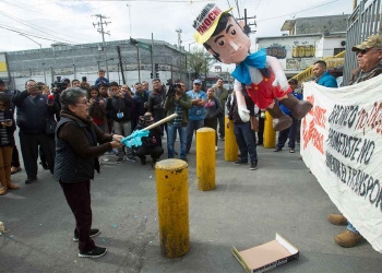 En repudio a impuestos rompen piñata con imagen de ‘El Bronco’