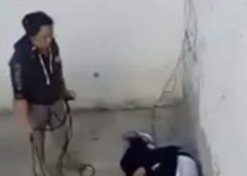 Con un cable, madre golpea a su hijo