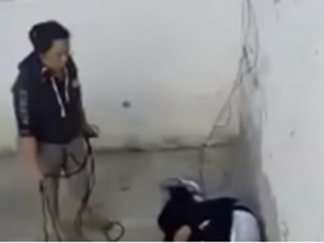 Con un cable, madre golpea a su hijo