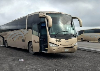 Pierde el control y se sale del camino en plena carretera
