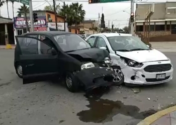 Choca al no ceder derecho de vía