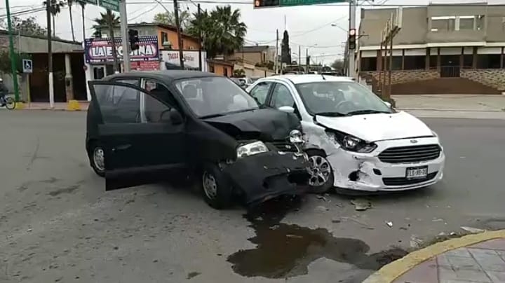 Choca al no ceder derecho de vía