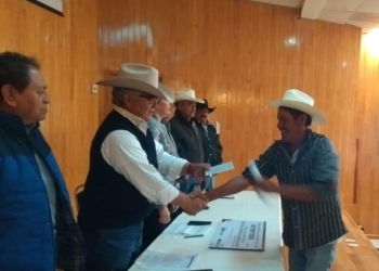 Entregan apoyos del Seguro Catastrófico