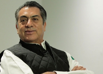 VIDEO: Se burla ‘El Bronco’ de mujer que le pide ayuda