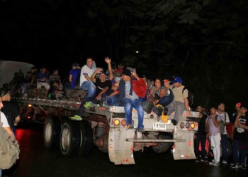 Emprende camino nueva caravana de hondureños