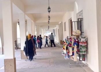 Locatarios denuncian falla en alumbrado público
