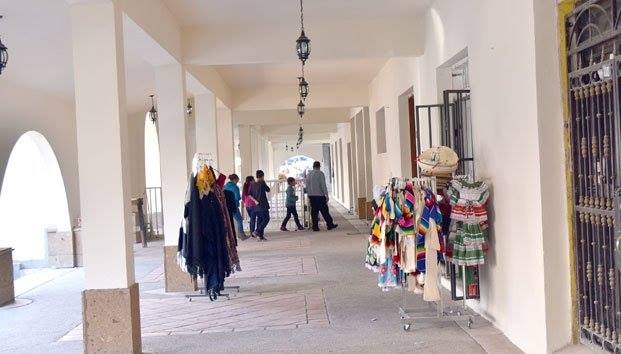 Locatarios denuncian falla en alumbrado público