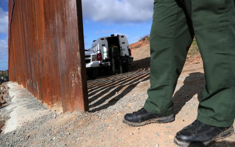 Detienen a migrante infectado con bacteria carnívora