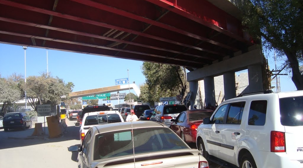 Paisanos congestionan carretera 57 y puentes internacionales