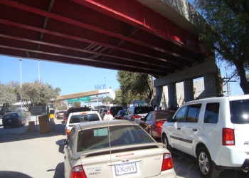 Paisanos congestionan carretera 57 y puentes internacionales