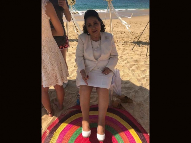 Compra Carmen Salinas un par de zapatos y le dan dos izquierdos