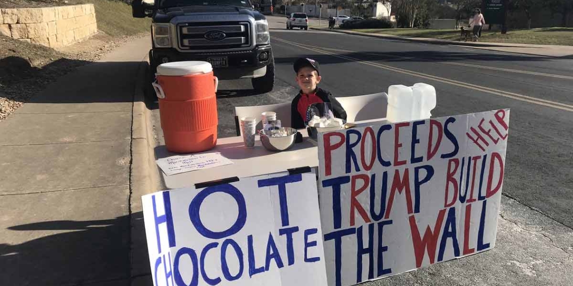 Niño vende chocolate para ayudar a Trump a construir el muro