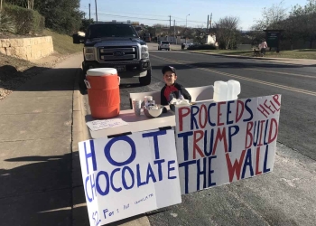 Niño vende chocolate para ayudar a Trump a construir el muro