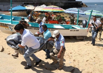 Disfrutaban del mar en Acapulco y de pronto… un cadáver salió a flote