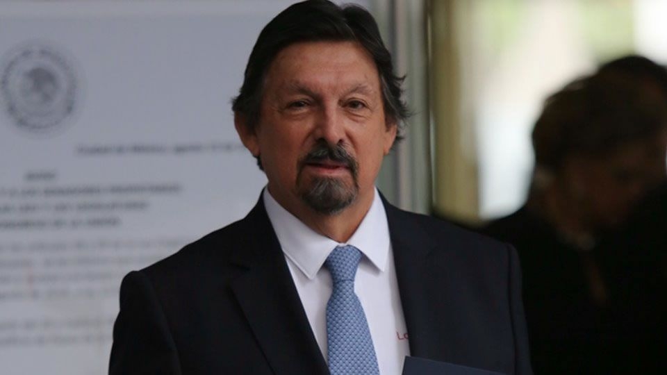 Contrasta vuelo privado de Napito con el comercial de AMLO