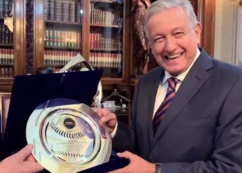 Nombran a AMLO embajador del béisbol en el mundo