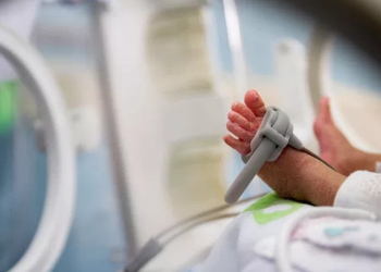 Practican cesárea a niña de 12 años, el papá de la bebé es su familiar