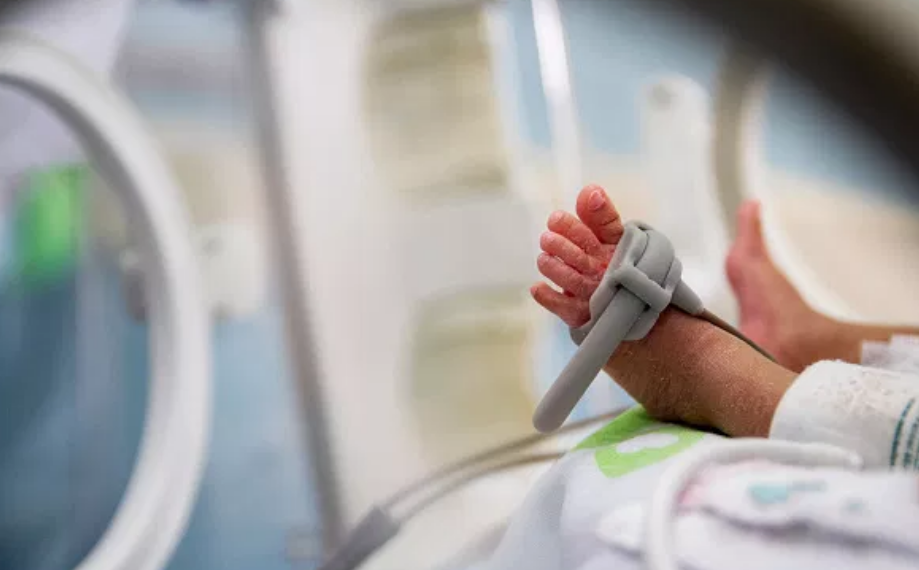Practican cesárea a niña de 12 años, el papá de la bebé es su familiar