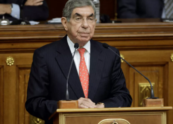 Denuncian por violación a Nobel de la Paz Óscar Arias