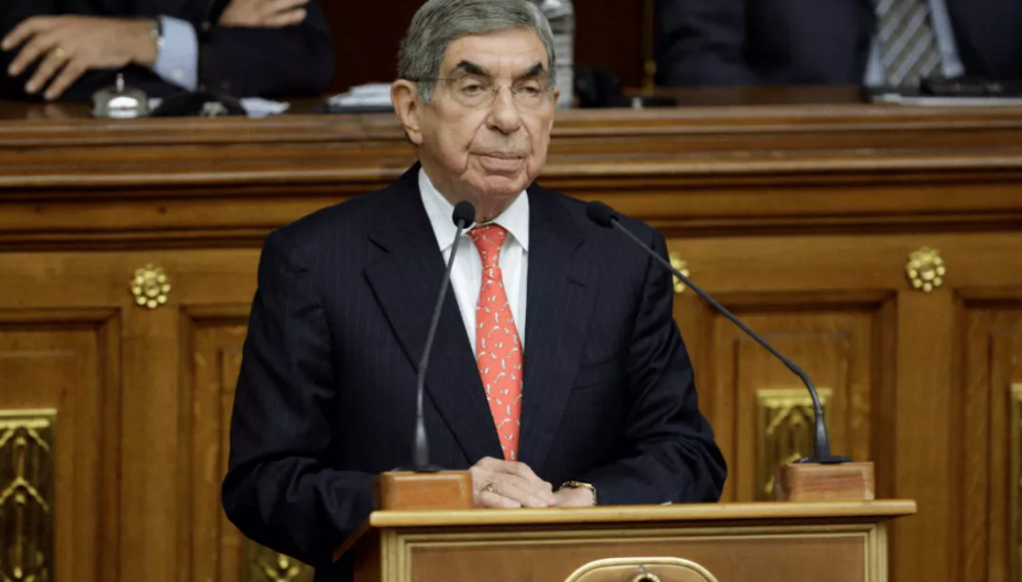 Denuncian por violación a Nobel de la Paz Óscar Arias
