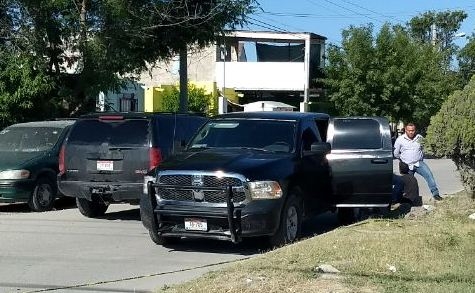 Investigan a dos por asalto a farmacia
