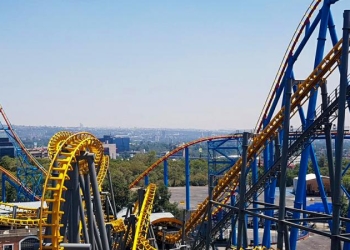 Adolescente cae de rueda de la fortuna en Six Flags
