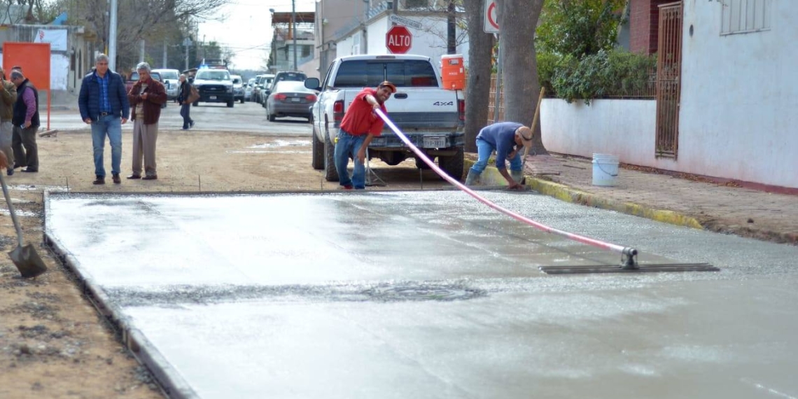 Supervisan avance de obra de pavimentación en Ciudad Acuña