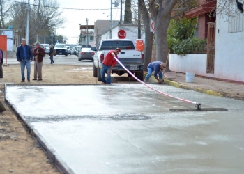 Supervisan avance de obra de pavimentación en Ciudad Acuña