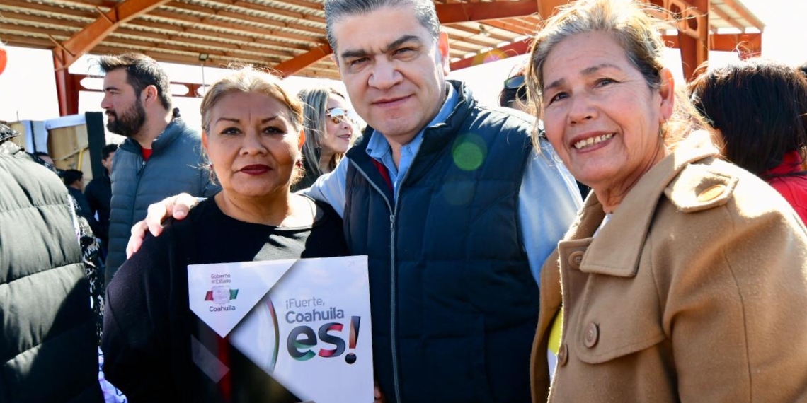 Entrega Gobernador escrituras a familias en Los Pinos